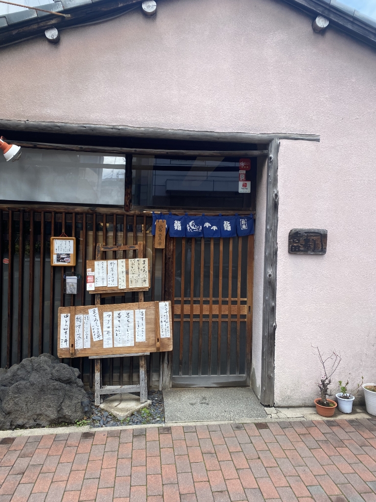 吉田寿しさんのお店の前